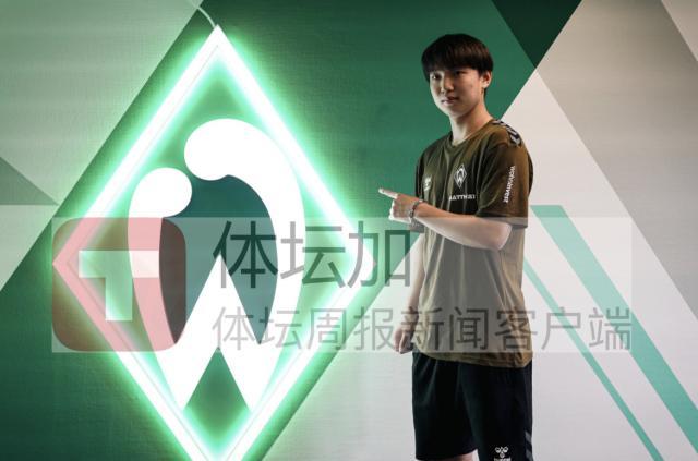 7月28日，王博文与云达不莱梅俱乐部签约后.jpg