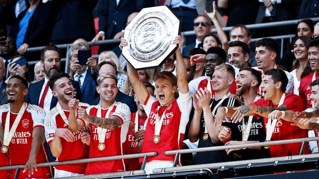 odegaard-lifts-community-shield.png