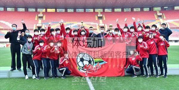 2-获得2021-22赛季朝鲜女足联赛冠军的“我的故乡”队.jpg