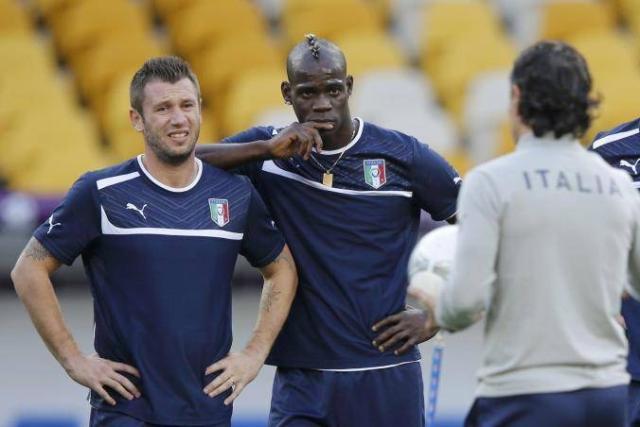 euro-2012-italy-s-national-soccer-players-balotelli--cassano-and-motta-listen-to-coach-prandelli-during-a-trai-20120630184202-3984.jpg