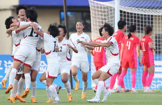 朝鲜女足在亚运会上击败韩国队.jpg