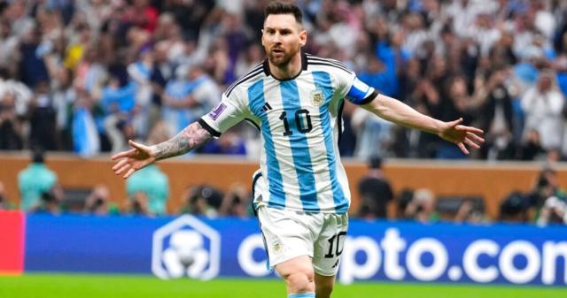 lionel-messi-celebra-tras-anotar-de-penal-el-primer-gol-de-argentina-en-la-final-de-la-copa-mundial.jpg