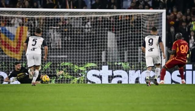 Romelu-Lukaku-Wladimiro-Falcone-Roma-Lecce-penalty.jpg