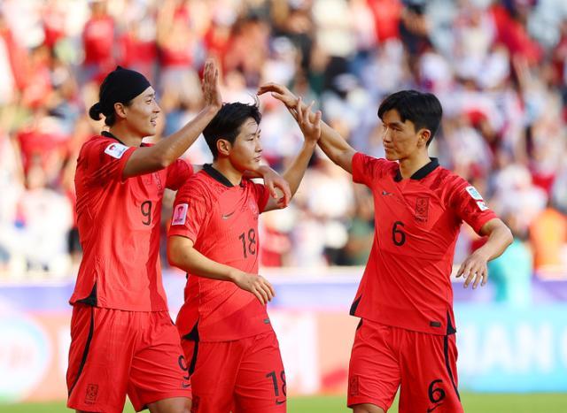 韩国队旅欧球员曹圭成、李刚仁与黄仁范在本届亚洲杯赛上都有进账.jpg