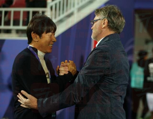 申台龙(左)和特鲁西埃分别兼任印尼、越南国家队与国奥队主教练.png