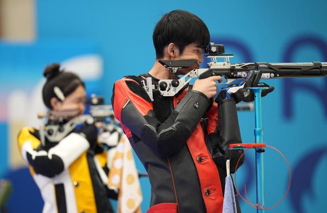 巴黎奧運會+_+射擊——10米氣步槍混合團體：中國選手黃雨婷_盛李豪奪得巴黎奧運會首枚金牌XxjpseC010073_20240727_MVPFN0A001.jpg