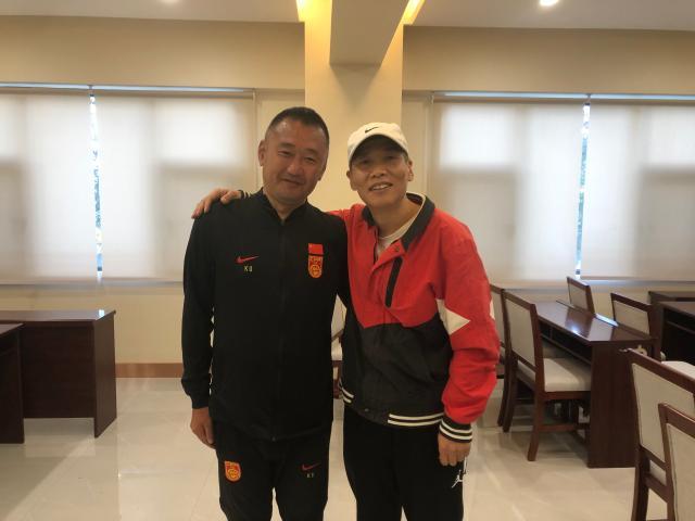 本報記者馬德興（右）與U16國少隊主教練上村健一合影留念。.jpg