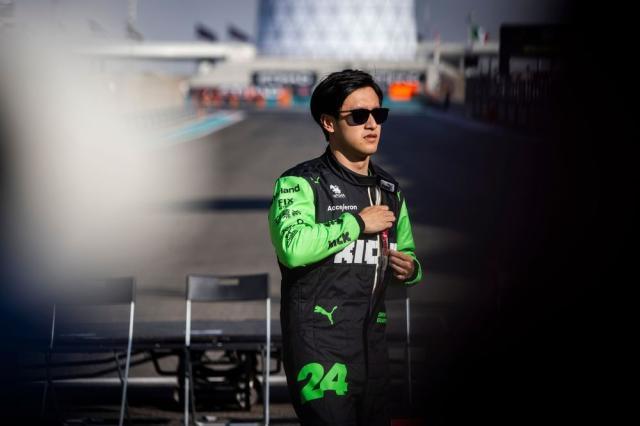 zhou-guanyu-stake-f1-team-kick.jpg