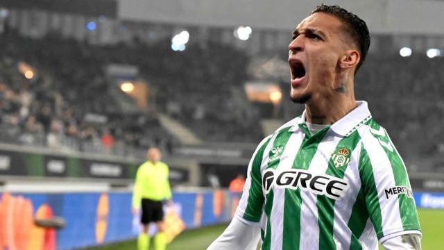 Antony-Betis-Manchester-United-scaled-e1739734069490-1536x866.jpg