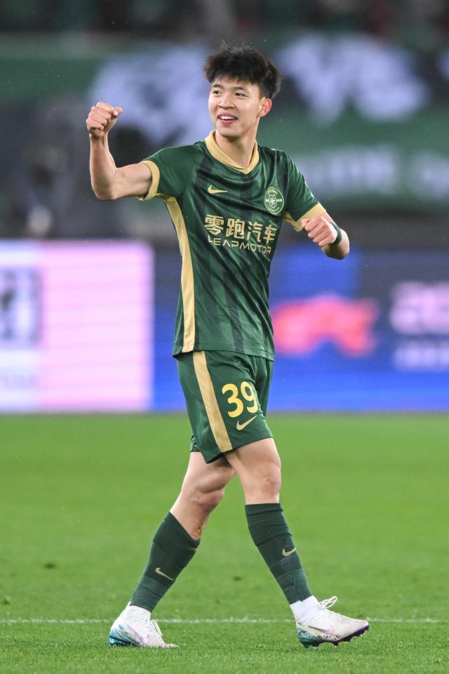 （體育）（2）足球——中超：浙江俱樂(lè)部綠城勝武漢三鎮(zhèn)XxjpseC007191_20250328_PEPFN0A001.jpg