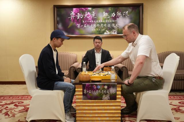 1748399576553051951.jpg 世界冠军辜梓豪指导英国棋手卡尔.jpg