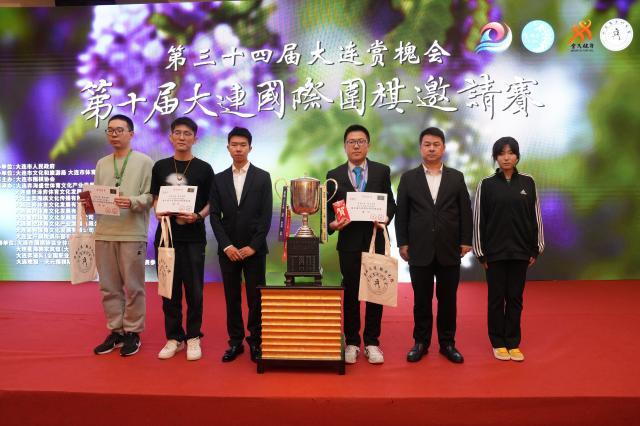 1748399308288047464.jpg 大连市围棋协会主席王彦彪、围棋世界冠军辜梓豪、大连女子天元张伊睿共同为冠亚季军颁奖.jpg
