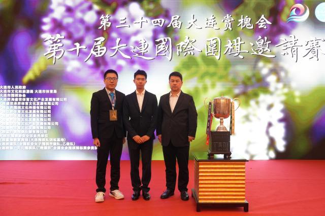 1748399338497096805.jpg 大连市围棋协会主席、世界冠军辜梓豪共同为中国台北棋手黄群伦颁奖.jpg