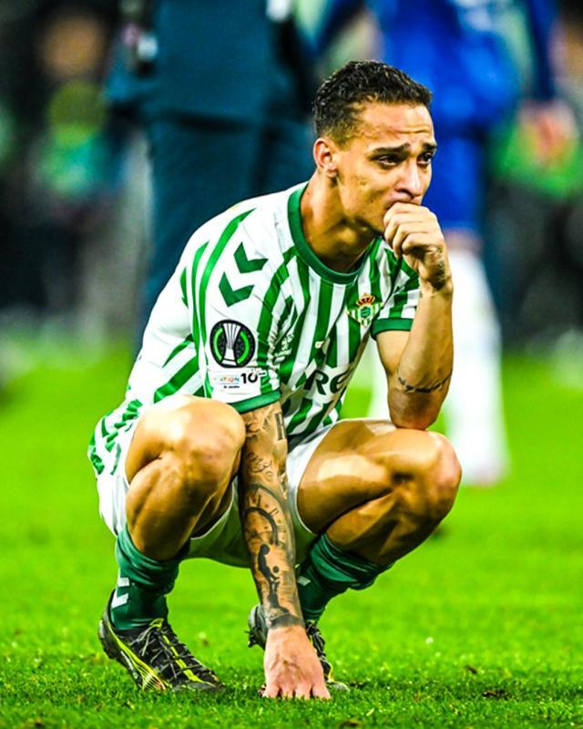 GsELQBoaUAUjkb6.jpg
