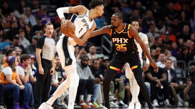 GettyImages-kevin-durant-suns-spurs-e1733283347537.jpg