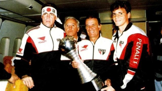 tele-santana-com-o-agasalho-do-sao-paulo-de-1992-que-virou-marca-registrada-1660265722911_v2_900x506.jpg