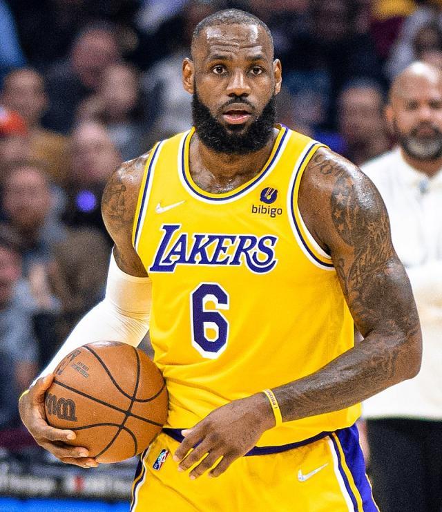 LeBron_James_(51959977144)_(cropped2).jpg