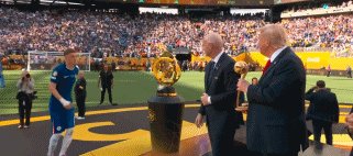 帕尔默领奖.gif