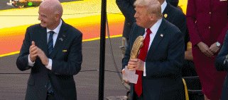 桑切斯领奖.gif
