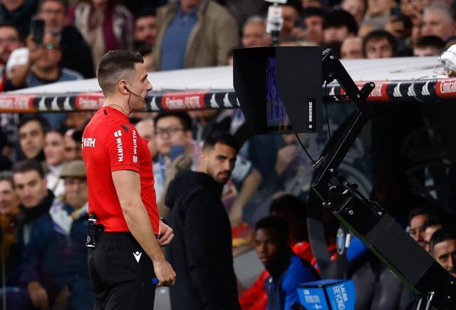 europapress_5782298_isidro_diaz_mera_referee_of_the_match_check_the_var_during_the_spanish1-scaled.jpg