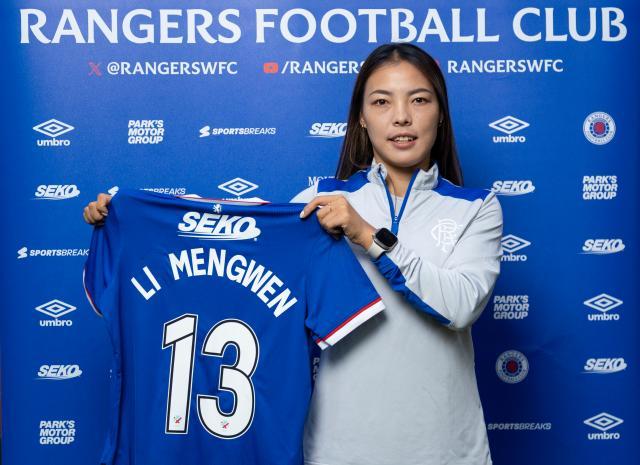 100925_Li_Mengwen_Signing_02.jpg
