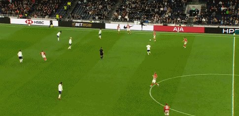 1758759407175050182.gif