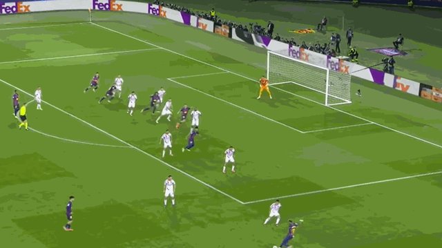 费尔明头球.gif