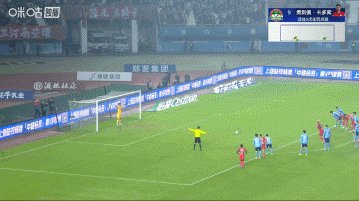 1761396425063073231.gif 卡多索点球.gif