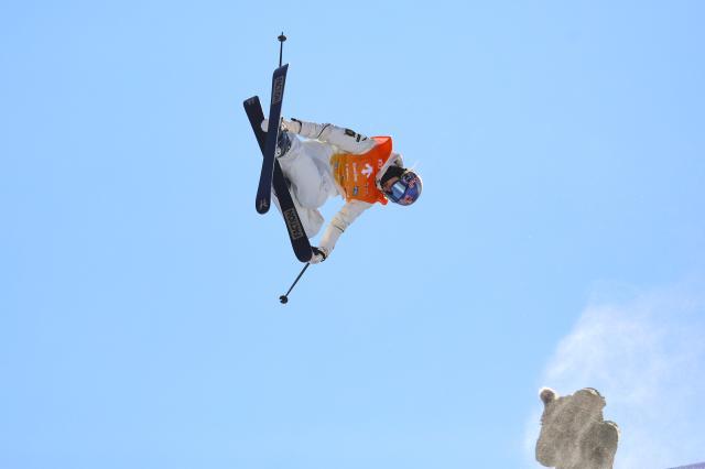 1761788486316022307.jpg #(体育)(13)自由式滑雪——U型场地技巧世界杯崇礼站:谷爱凌获女子组冠军XxjpseC007253_20241207_PEPFN0A001.jpg