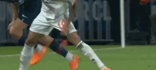 1762296388858040402.gif 迪亚斯红牌.gif