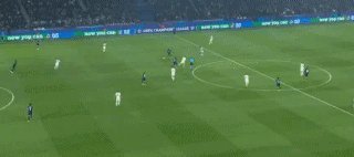 1762296352908079041.gif 拜仁第一球.gif