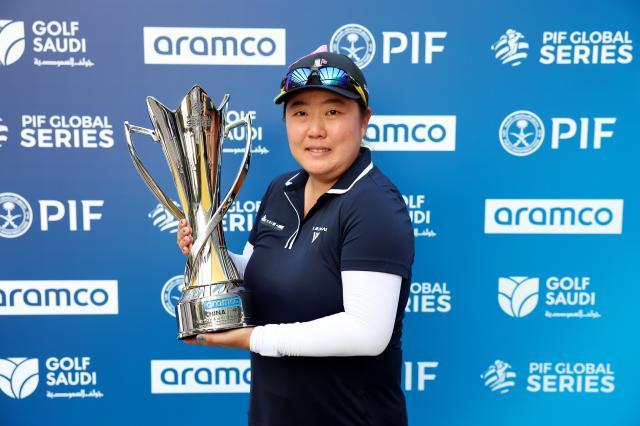 1762616607509037147.jpg 刘瑞欣捧杯图.jpg