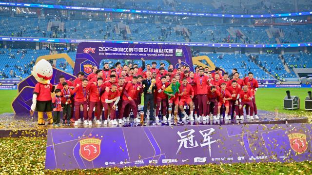 （体育）（3）足球——中超：上海海港夺冠XxjpseC000325_20251122_PEPFN0A001.jpg