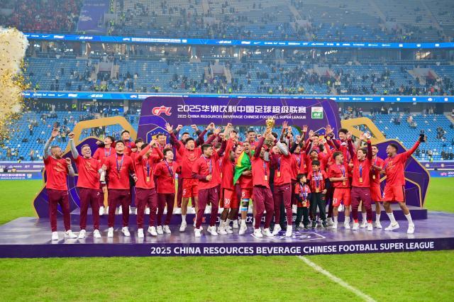 1764149332950088538.jpg (体育)(2)足球——中超:上海海港夺冠XxjpseC000322_20251122_PEPFN0A001.jpg