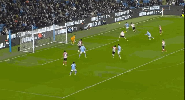 1765044843534035074.gif 门线解围.gif