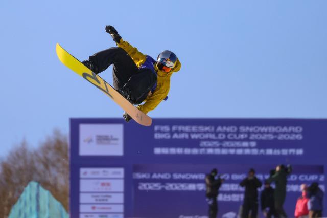 1765099432493052071.jpg #(体育)(3)单板滑雪——苏翊鸣、葛春宇包揽大跳台世界杯云顶站冠、亚军XxjpseC000131_20251129_PEPFN0A001.jpg