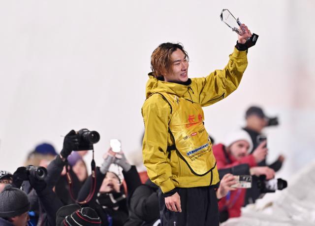 1765098543668058898.jpg (体育)(1)单板滑雪——大跳台世界杯:苏翊鸣夺冠XxjpseC000541_20251206_PEPFN0A001.jpg