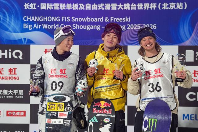 1765100273364086129.jpg (体育)(16)单板滑雪——大跳台世界杯:苏翊鸣夺冠XxjpseC000563_20251206_PEPFN0A001.jpg