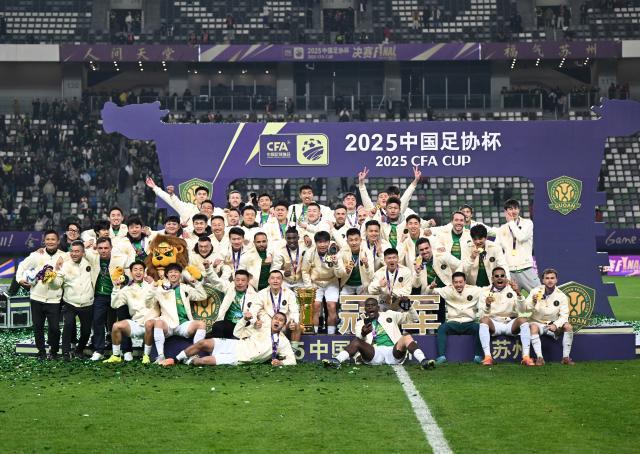 1765116481476020175.jpg (体育)(3)足球——足协杯决赛:北京国安夺冠XxjpseC000511_20251206_PEPFN0A001.jpg