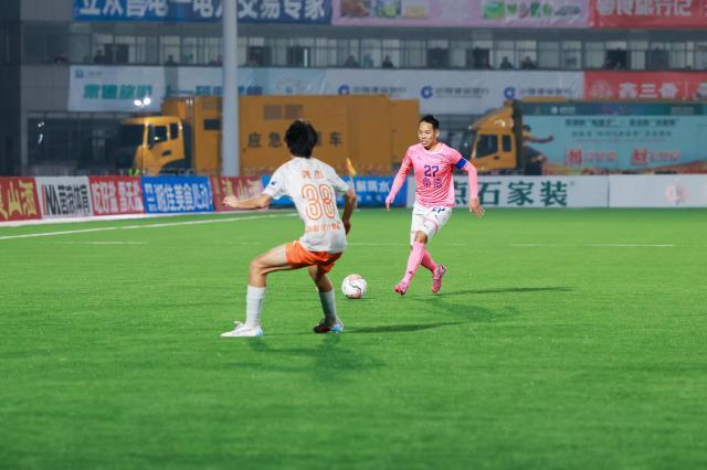 常德队球员袁露（右）带球进攻。 常德日报记者 蔡文龙 摄.jpg