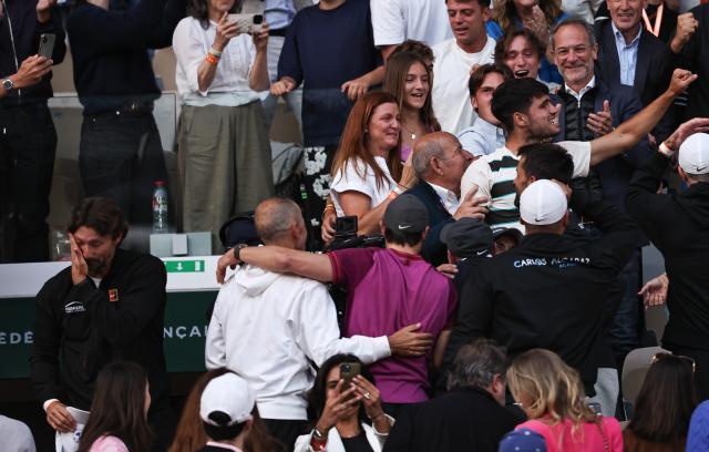 1766025550703023131.jpg (体育) (17)网球——法网:阿尔卡拉斯战胜辛纳夺得男单冠军XxjpseC007016_20250609_PEPFN0A001.jpg