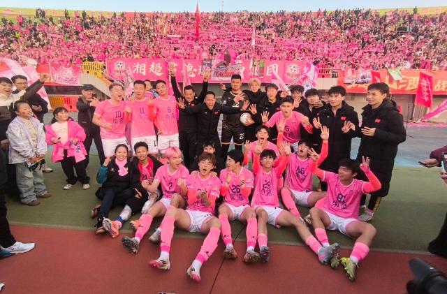 常德队球员在赛后合影，庆祝胜利。常德日报记者 徐珊珊 摄.jpg