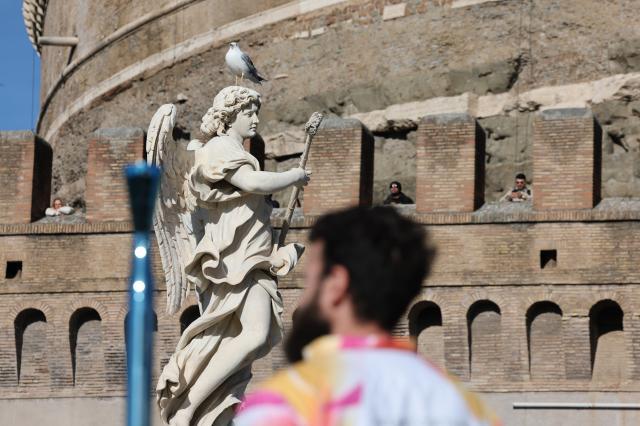 1767672672244009582.jpg (体育)(3)米兰冬奥会火炬在罗马传递XxjpseC000045_20251207_PEPFN0A001.jpg