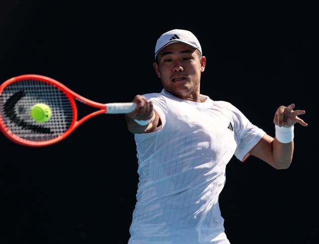 1769128801232056646.jpg (体育)(6)网球——澳网:吴易昺止步男单第二轮XxjpseC000233_20260122_PEPFN0A001.jpg