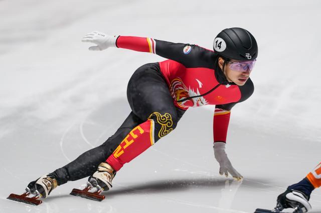 1769134826735085460.jpg (体育)(6)短道速滑——世巡赛第四站:中国队获男子5000米接力亚军XxjpseC000010_20251201_PEPFN0A001.jpg