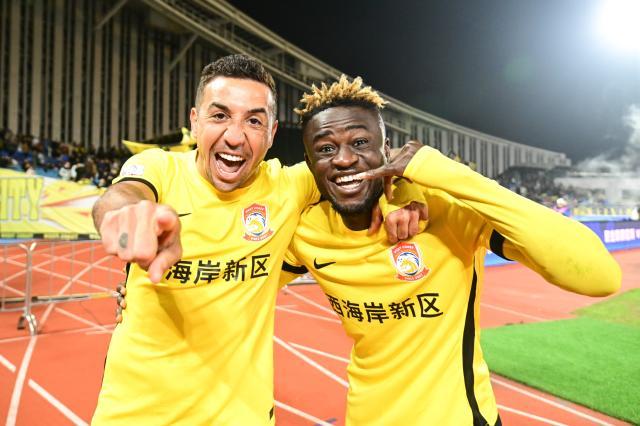 P27戴维森（左）与阿齐兹庆祝进球 IC.jpg