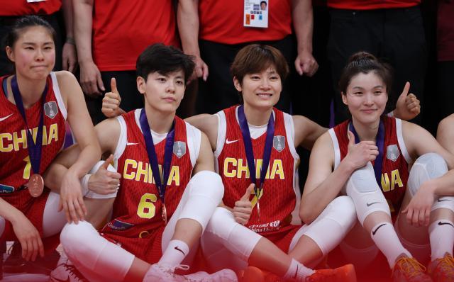 1773589643107095463.jpg (体育)(31)篮球——女篮亚洲杯:中国队获季军XxjpseC007406_20250720_PEPFN0A001.jpg