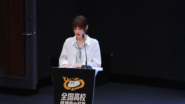 腾竞体育官方主持、LPL 英文官方主持人夏安.jpg