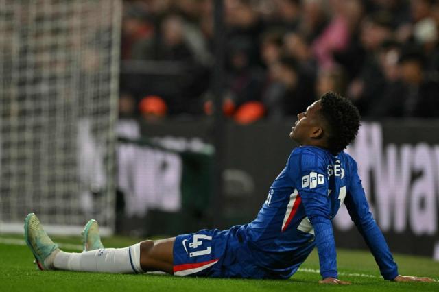 114625586-chelseas-brazilian-midfielder-41-estevao-reacts-after-picking-up-an-injury-during-the-en.jpg