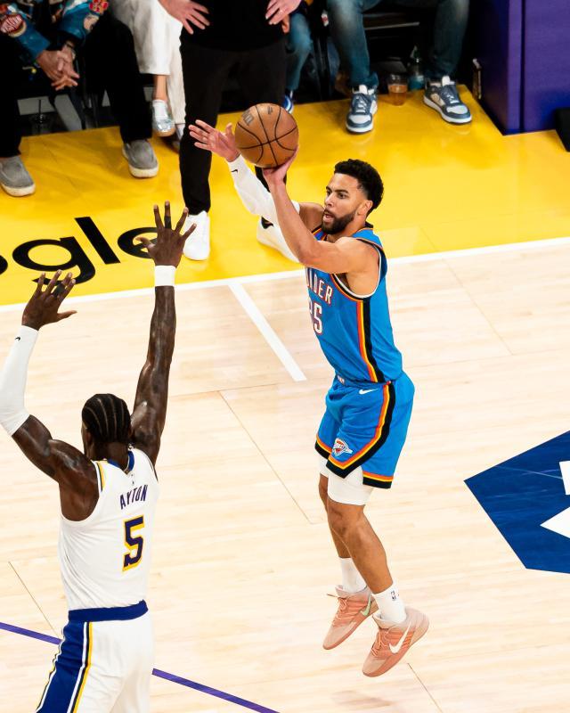 HH7NbA6XYAUdSHW.jpg